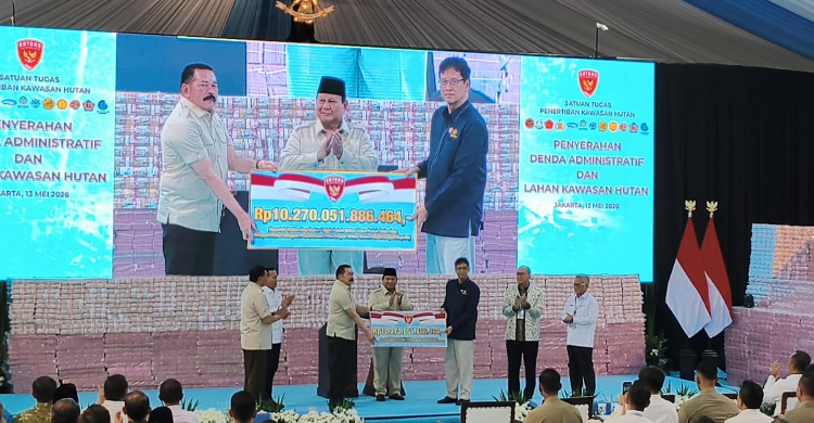 Presiden Prabowo saat menyaksikan acara penyerahan denda administratif dan lahan kawasan hutan di Kompleks Kejaksaan Agung, Jakarta Selatan, Rabu (13/5/2026). Foto : Ist