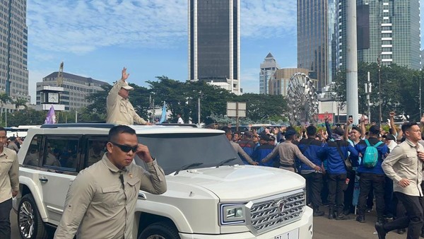 Presiden Prabowo menyapa pendemo Hari Buruh dari dalam mobil RI 1. Foto : Ist