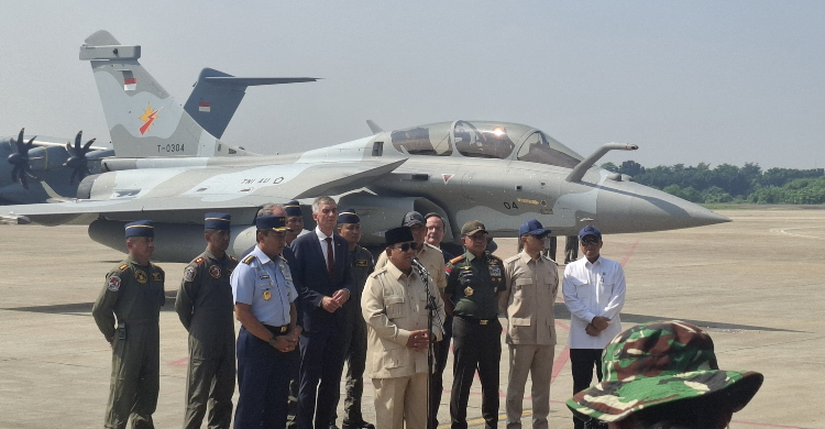 Presiden Prabowo menyerahkan sejumlah Alat Peralatan Pertahanan dan Keamanan (Alpalhankam) modern kepada Tentara Nasional Indonesia (TNI) dalam upacara di Base Ops Lanud Halim Perdanakusuma, Jakarta, Senin (18/5). Foto : Ist