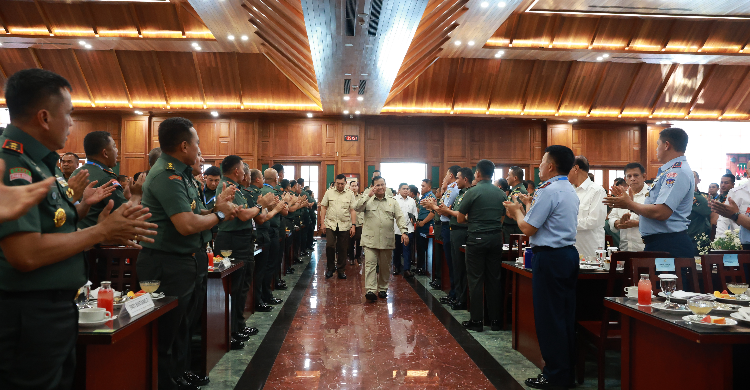 Presiden Prabowo Subianto memberikan taklimat kepada sekitar 1.500 peserta yang terdiri dari para komandan satuan Dansat. Foto : Ist