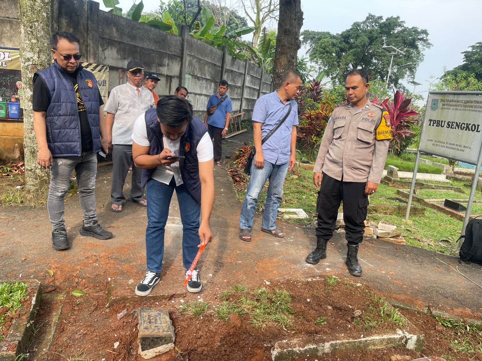 Polsek Cisauk olah TKP kasus pembongkaran makam menggali makam ibu kandungnya di Tempat Pemakaman Bukan Umum (TPBU) Sengkol, Kelurahan Muncul, Kecamatan Setu.