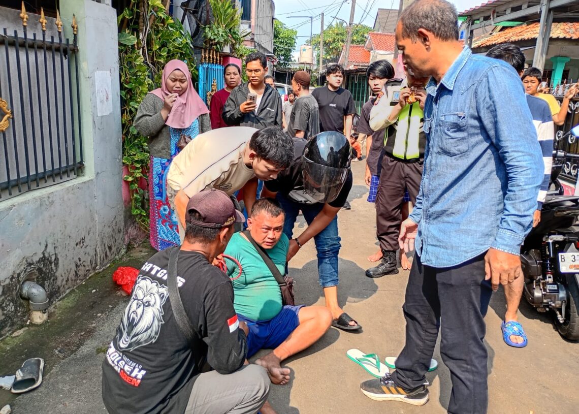Pelaku penusukan di Jalan Jombang Raya, Gang Buntu, RT 03 RW 02, Pondok Aren telah diamankan warga. Foto : Ist