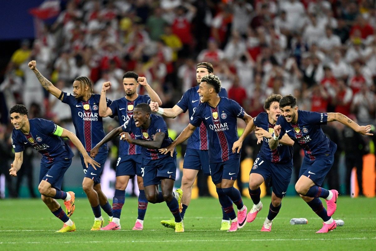 Selebrasi skuad PSG usai menang lewat adu pinalti 4-3 dan sukses sabet gelar Juara Champions 2025/2026. Foto : Ist