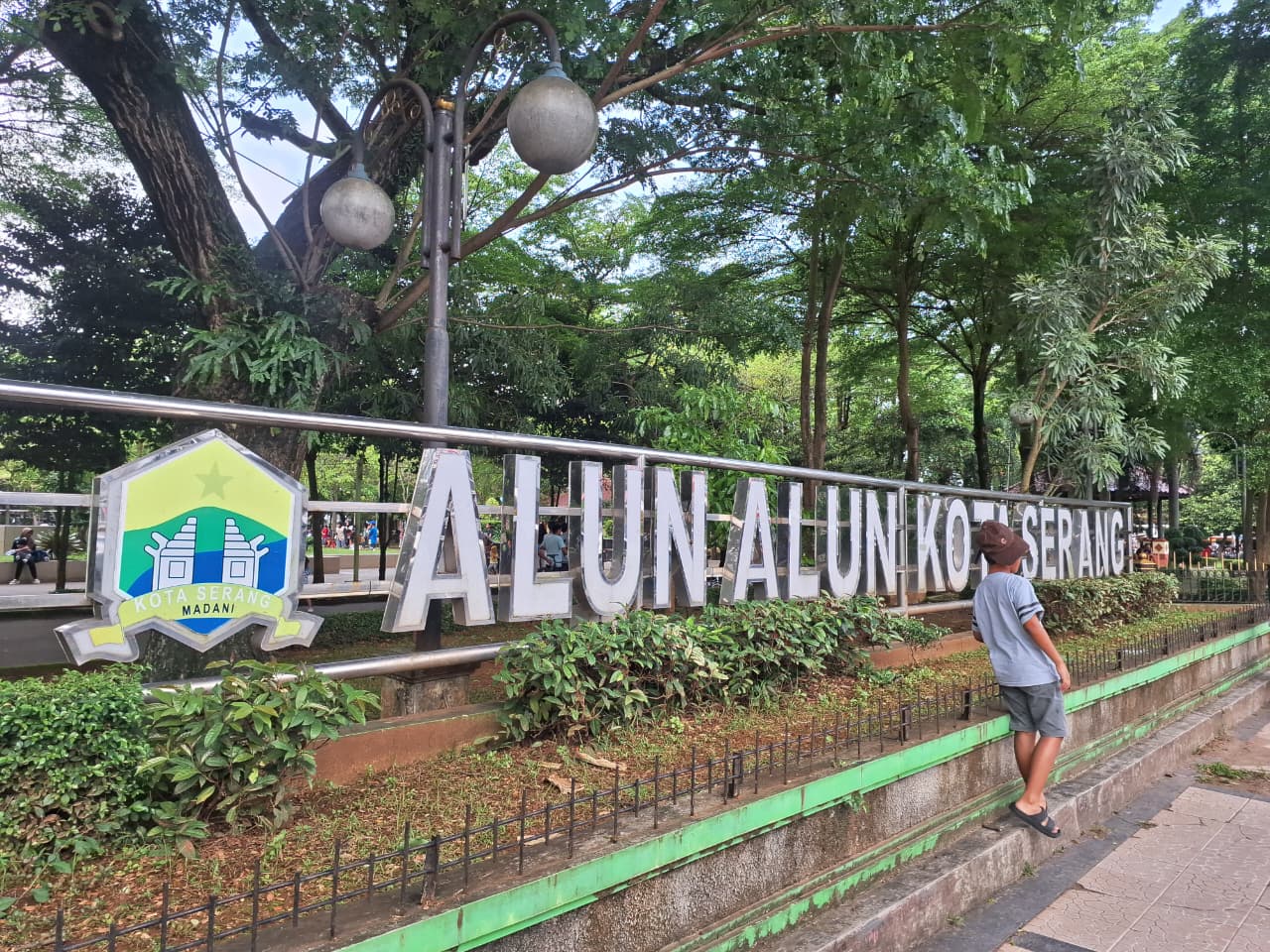 Suasana di Alun-alun Kota Serang, Senin (18/5) pagi. Pemerintah Kota Serang akan melakukan revitalisasi alun-alun dengan anggaran Rp 48,5 miliar dan saat ini telah memasuki tahapan pelelangan proyek. YULIAWATI SARIPUDIN/TANGSEL POS