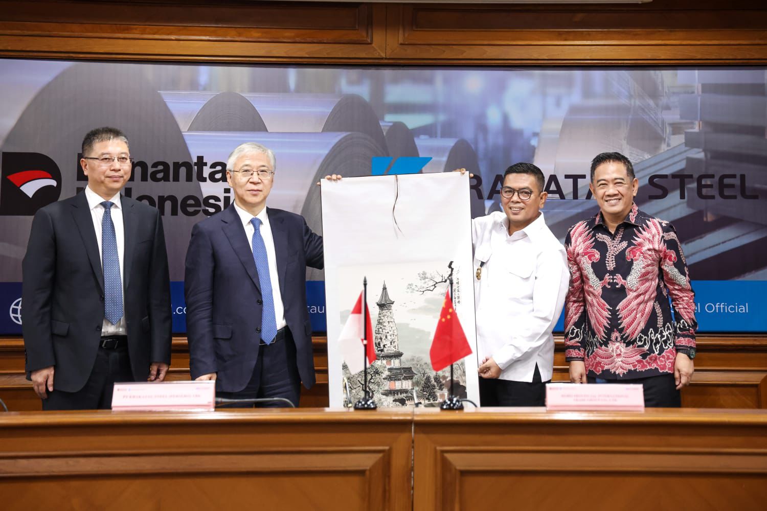 Gubernur Banten Andra Soni usai menyaksikan penandatanganan nota kesepahaman (MoU) antara Presiden Direktur PT Krakatau Steel (Persero) Tbk Muhammad Akbar Djohan dengan Chairman Hebei International Trade Group Zhang Yougui di Gedung Krakatau Steel, Kuningan, Jakarta Selatan, Selasa (26/5). BIRO ADPIM PEMPROV BANTEN
