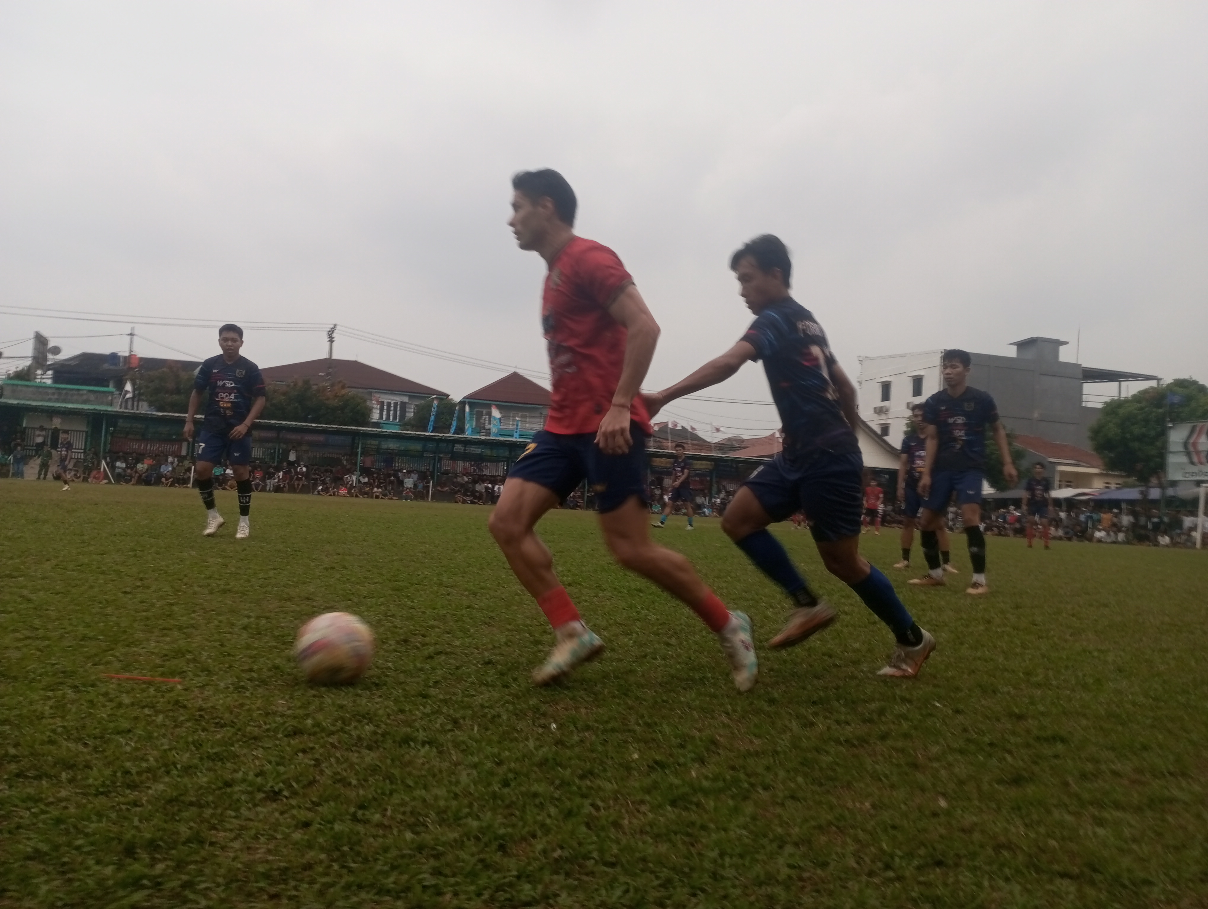 Ramiro Fergonzi (kiri) direkrut HBB Boy pada laga lawan White Horse FC, Jumat (15/05/2026).(tangselpos.id).