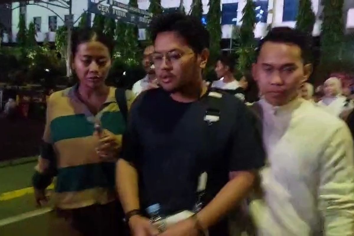 Direktur Utama Hanania Group, Ahmad Syah Farhan Rachman (tengah) ketika berada Ditreskrimum Polda Metro Jaya. Foto : Ist