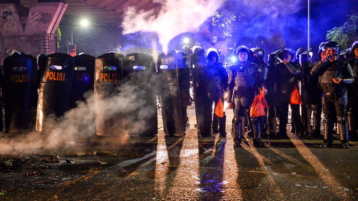 Aparat membubarkan aksi brutal peringatan May Day di Bandung. Foto : Ist