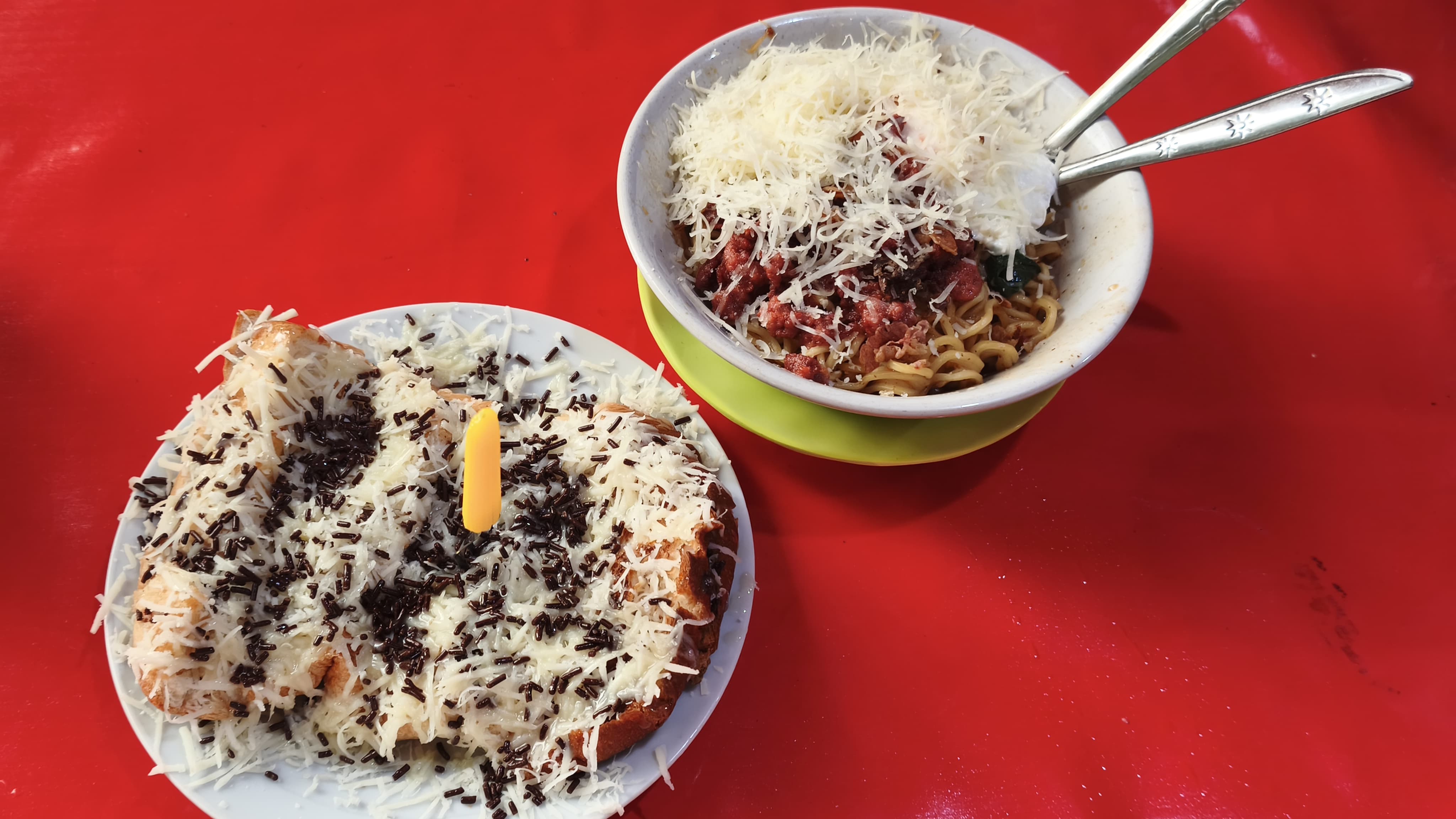Menu “Internetju” atau Indomie telur kornet keju bersama roti panggang coklat keju menjadi salah satu hidangan favorit pelanggan di Ropang Rizky, BSD. Foto : Ist