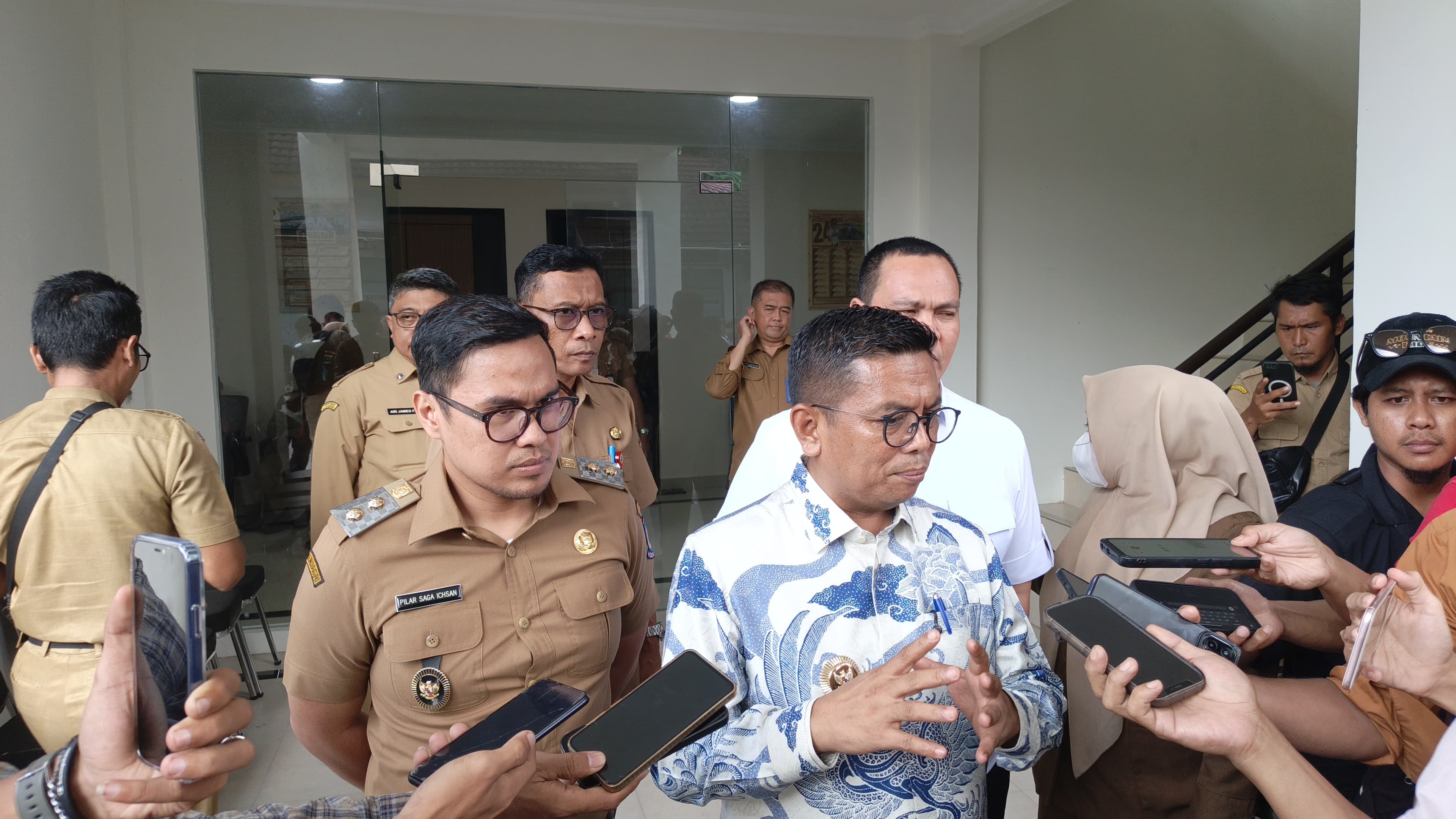 Gubernur Banten, Andra Soni (kanan), didampingi Wakil Wali Kota Tangsel, Pilar Saga Ichsan saat diwawancarai awak media terkait persoalan PJU ruas jalan nasional di wilayah Banten. (tangselpos.id/rmn)