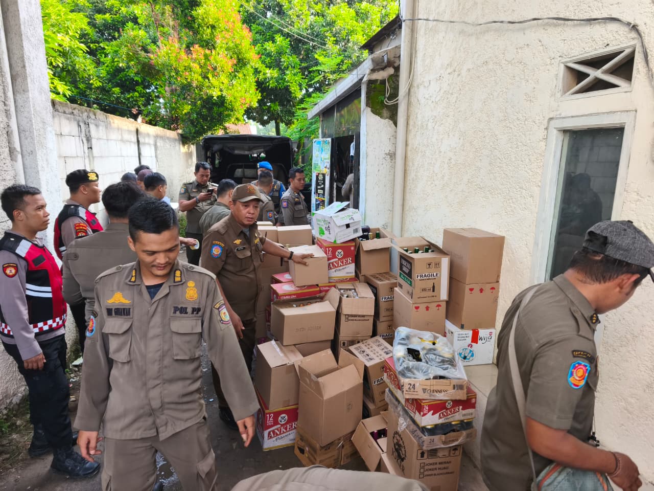 Petugas saat menggelar razia peredaran minuman beralkohol di wilayah Serpong, Selasa (19/5).