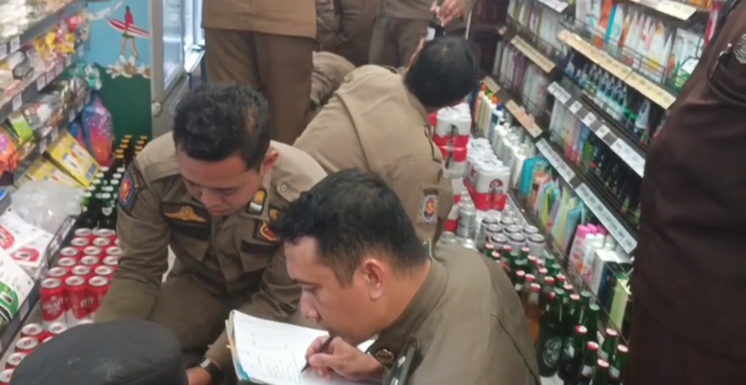 Satpol PP Tangsel berhasil menyita 1.302 botol minuman beralkohol dari salah satu ritel buah modern yang berlokasi di Alam Sutera. Foto : Ist