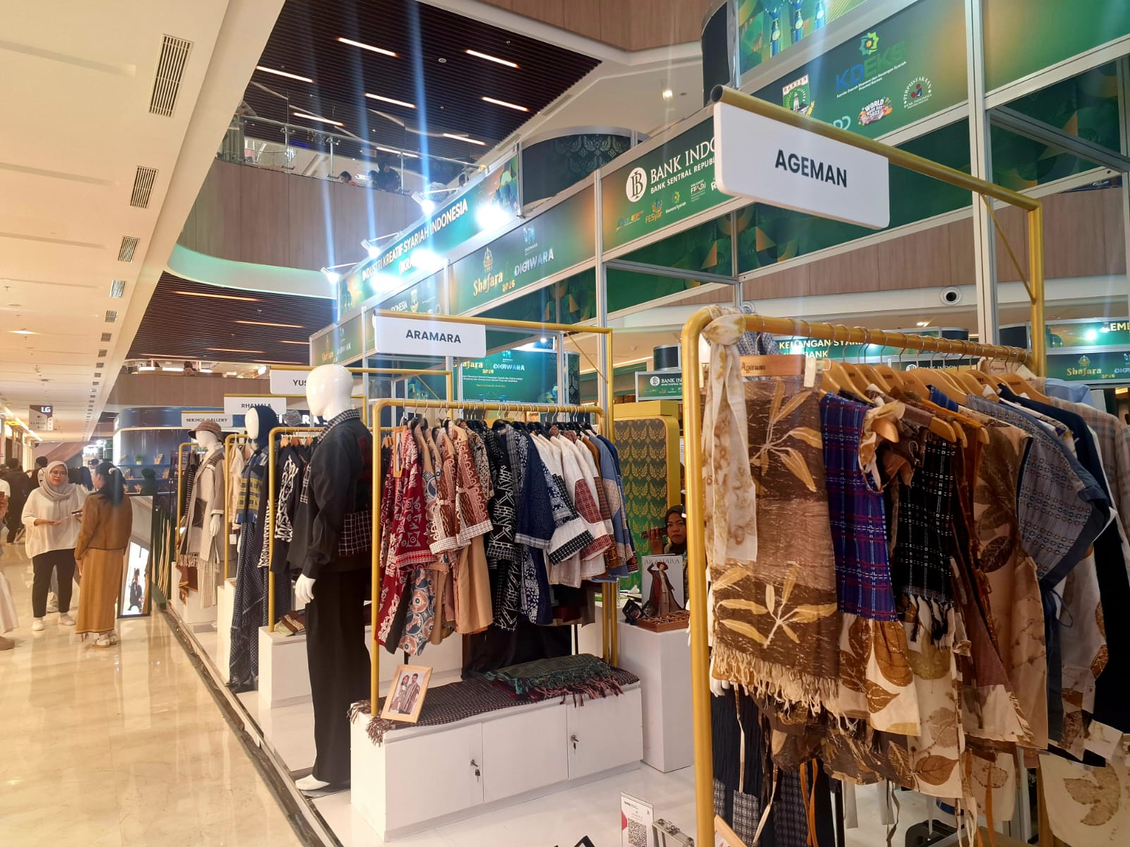 Wastra nusantara dipamerkan dalam acara Shafara & Digiwara 2026 yang digelar Kantor Perwakilan Bank Indonesia Provinsi Banten, di salah satu mall di kawasan Bintaro, Kota Tangerang Selatan, Minggu (24/5/2026).(YULIAWATI SARIPUDIN/TANGSEL POS)