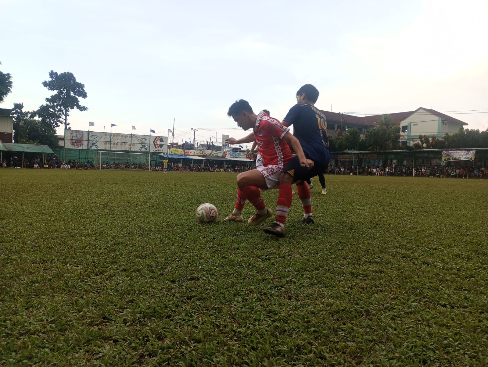 Gelandang Garuda 22, Gusti (depan) berduel dengan pemain Si Eneng, Minggu (03/05) 2026).(tangselpos.id).