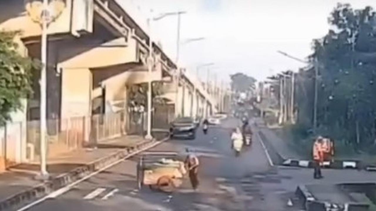 Detik-detik tukang buah tertabrak mobil Pajero di Jln Kalimalang. Foto : Ist