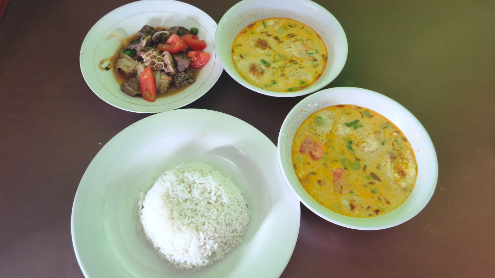 Sajian soto Betawi lengkap dengan kuah santan khas di Soto Betawi 70 Bang Hamdani yang dikenal dengan cita rasa gurih dan creamy, serta pilihan menu pendamping seperti oseng campur yang menambah kelezatan. Foto : Emir MG