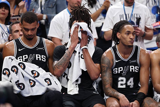 Pemain San Antonio Spurs tertunduk kecewa usai kalah dari Oklahoma City Thunder pada Game 5 Final Wilayah Barat NBA 2026. Kekalahan tersebut membuat Spurs kini tertinggal 3-2 dalam seri dan berada di ambang eliminasi jelang Game 6 di kandang sendiri. Foto : Ist