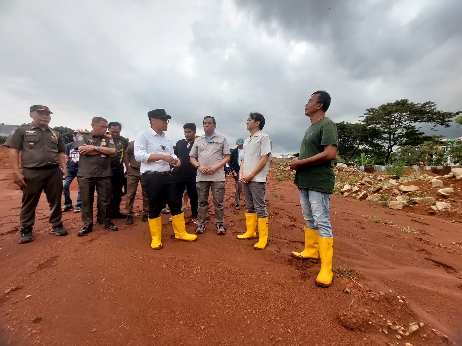 Wakil Wali Kota Tangerang Selatan, Pilar Saga Ichsan, melakukan inspeksi mendadak (sidak) ke lokasi proyek di Jalan Raya Ciater, Kelurahan Serua, Selasa (5/5). (tangselpos.id/rmn)