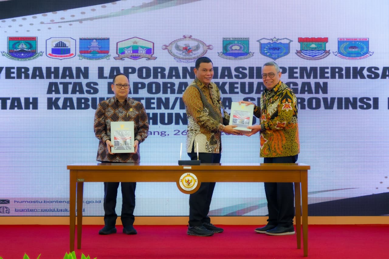 Perwakilan BPK RI Provinsi Banten, Firman Nurcahyadi kepada Wali Kota Tangerang Selatan Benyamin Davnie yang didampingi Ketua DPRD Tangsel Abdul Rasyid di Kantor BPK RI Perwakilan Provinsi Banten, Serang, Selasa (26/5). (Ist)