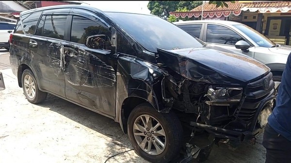 Mobil yang digunakan Mantan Kadis DPMPTSP Pandeglang saat terjadi kecelakaan. Foto : Ist