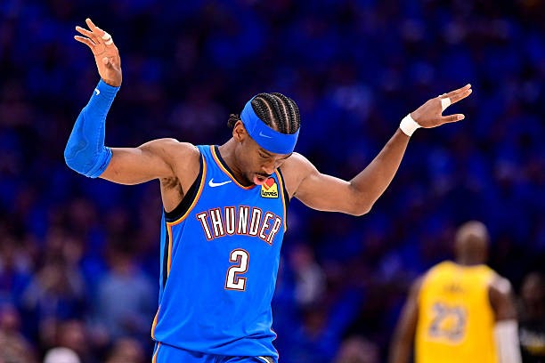 Shai Gilgeous-Alexander tampil penuh percaya diri saat memimpin Oklahoma City Thunder meraih kemenangan di Game 1 playoff. Aksi ofensifnya menjadi kunci dominasi Thunder atas Los Angeles Lakers. Foto : Ist