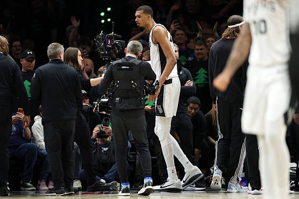 Ekspresi kecewa Victor Wembanyama usai menerima ejection pertama dalam karier playoff-nya saat San Antonio Spurs menghadapi Minnesota Timberwolves pada Game 4 semifinal wilayah NBA Playoffs 2026. Foto : Ist