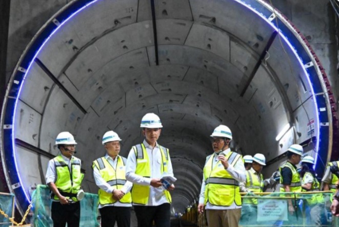 Wapres Gibran dan Gubernur Pramono Anung saat meninjau proyek MRT Jakarta Fase 2A. Foto Ist