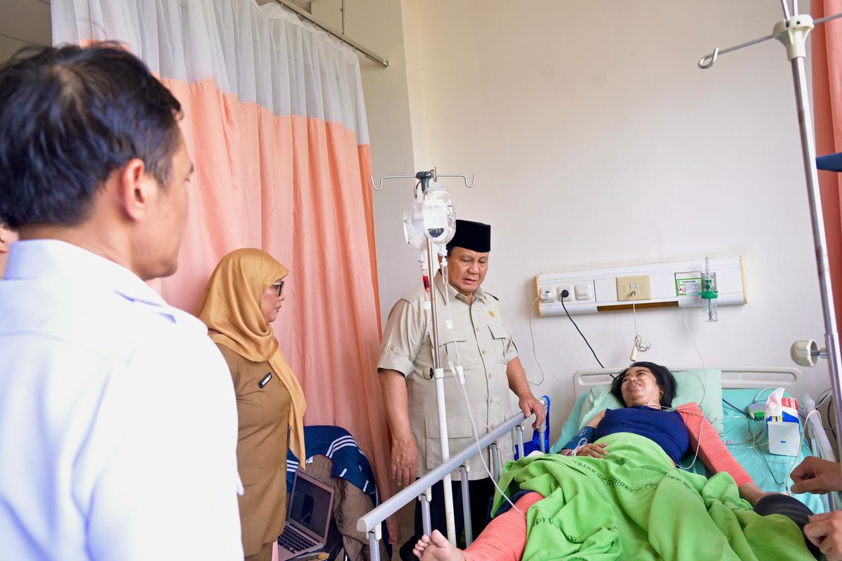 Presiden Prabowo saat menengok korban tabrakan kereka di RSU Bekasi. Foto : Ist