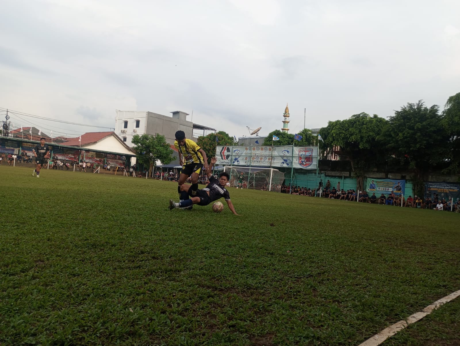 Badik (kuning) berduel dengan bek Assyabab, Selasa (05/05/2026).(tangselpos.id).