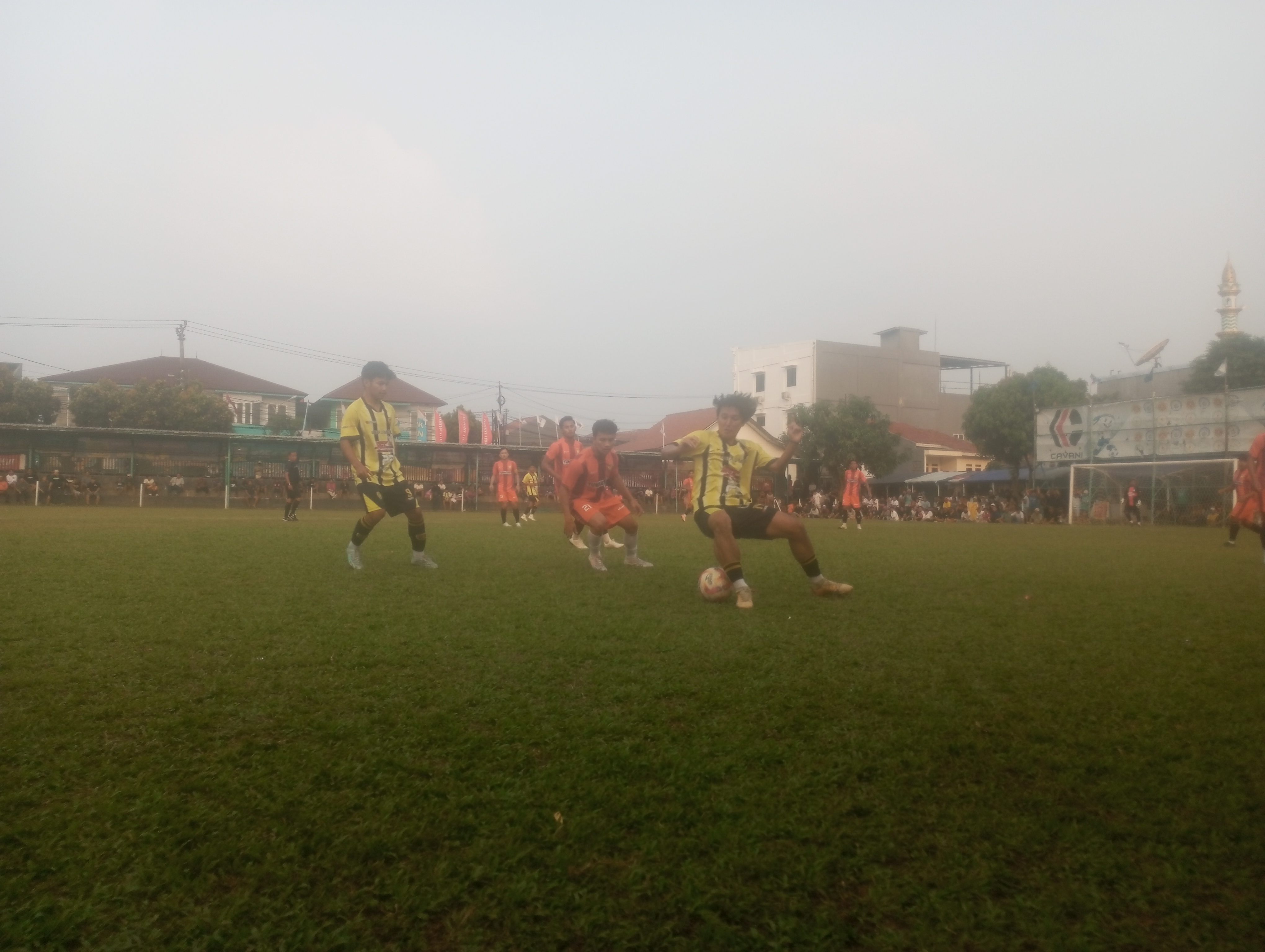 Rekrutan anyar Tusuk Sate FC, Alfin mengontrol bola pada laga lawan Sedulur FC pada Jumat (29/05/2026).(tangselpos.id)