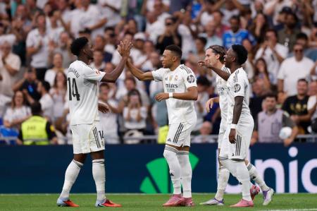 Selebrasi skuadxReal Madrid usai menangc2-0 dari Espanyol. Foto : Ist