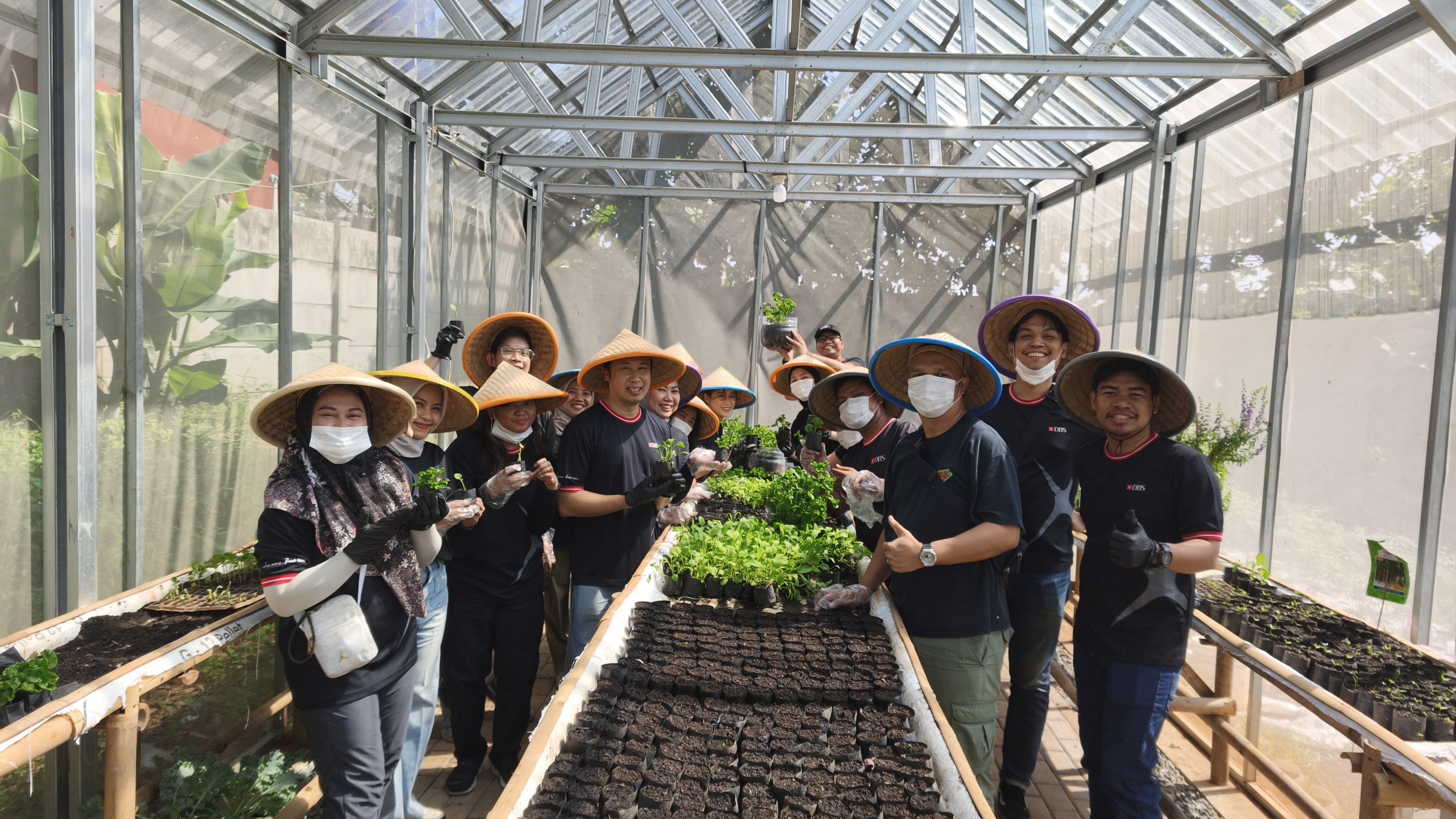 Para volunteer berfoto bersama usai mengikuti kegiatan edukasi lingkungan di FoodCycle Farm Cisauk. Foto : Emir MG