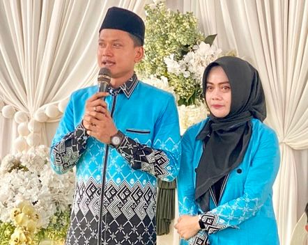 MENETESKAN AIR MATA. Sebelum berangkat menunaikan ibadah haji, Wabup Pandeglang Iing Andri Supriadi didampingi istri Linda Kurniasari, sedang meminta maaf dan didoakan masyarakat Pandeglang sambil meneteskan air mata, saat acara tasyakuran di kediamannya, Kamis (14/5). (NIPAL/TP)