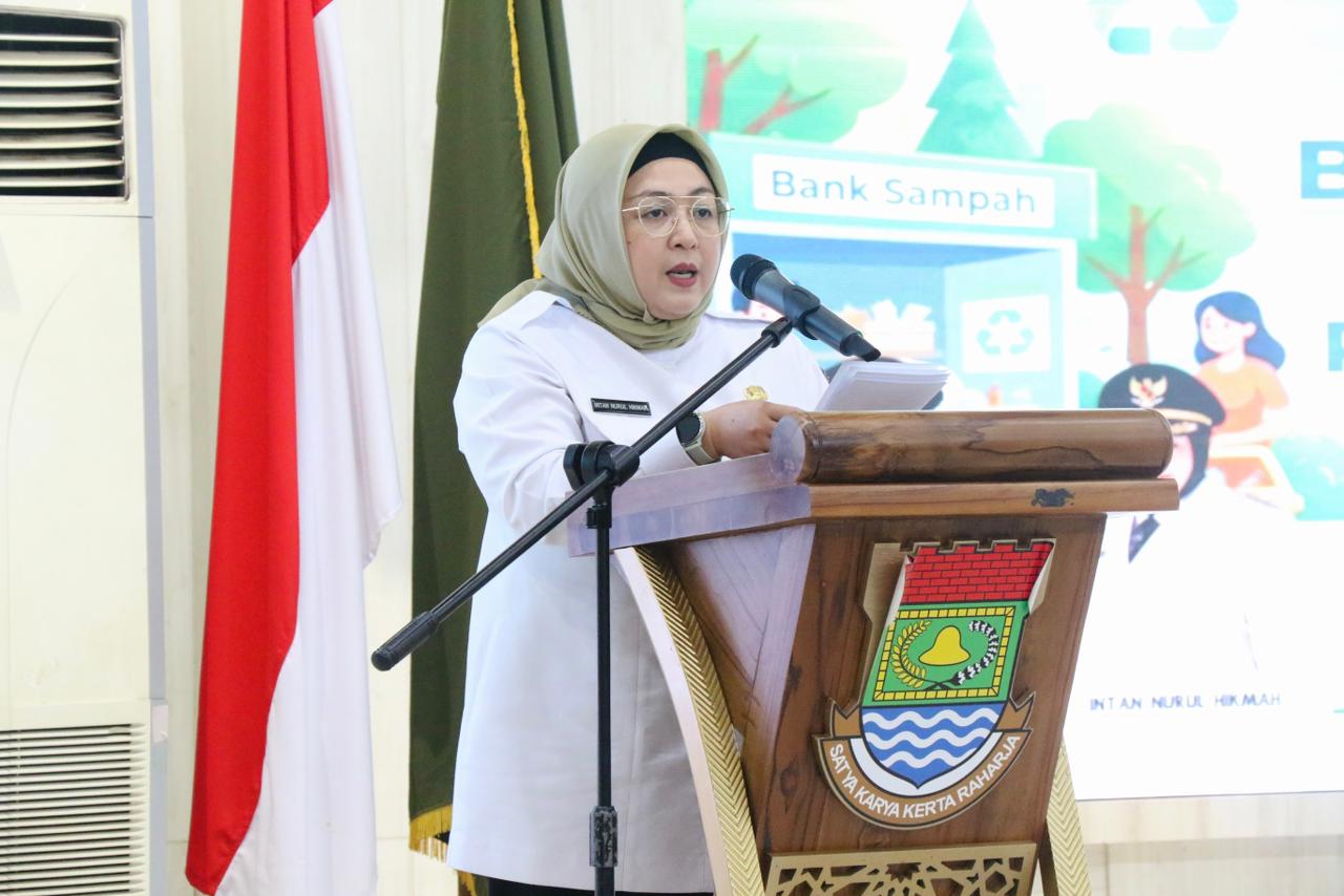 Wakil Bupati (Wabup) Tangerang, Intan Nurul Hikmah, tampak memberikan arahan di acara peresmian Bank Sampah Unit Pusat Pemerintah Kabupaten (Puspemkab) Tangerang, di Gedung Serba Guna (GSG) Puspemkab Tangerang pada Rabu (6/5).