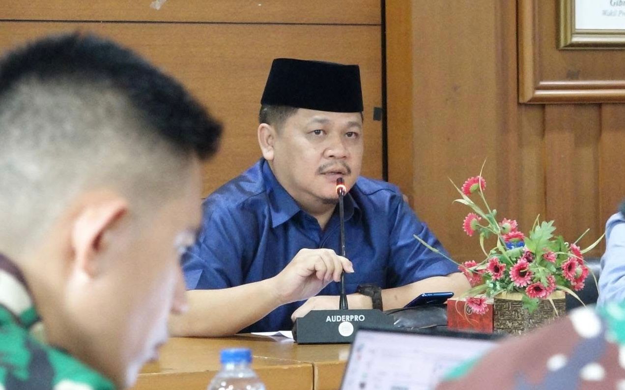 SAMBUTAN. Waka III DPRD Pandeglang, MM. Fuhaira Amin, sedang memberikan sambutan saat acara kunjungan dari jajaran TNI, di Ruang Badan Musyawarah (Bamus) DPRD Pandeglang, beberapa waktu lalu. (DOK. SETWAN PANDEGLANG)