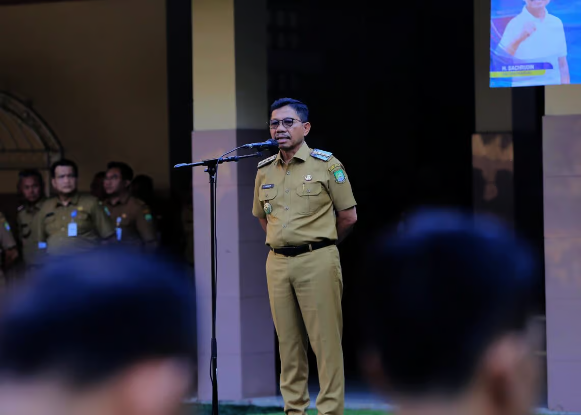 Wali Kota Tangerang, Sachrudin, saat menjadi komandan upacara di apel pagi, yang berlangsung di Pusat Pemerintah Kota (Puspemkot) Tangerang, Senin (4/5).