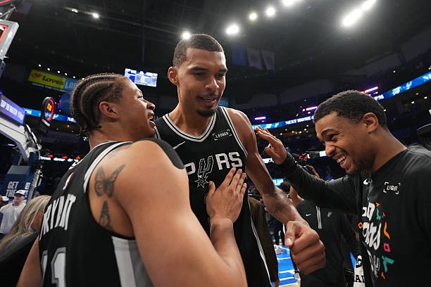 Victor Wembanyama tampil menggila! Bawa San Antonio Spurs menundukkan Oklahoma City Thunder 140-136 lewat drama dua kali overtime di Game 1 Final Wilayah Barat NBA Playoff 2026. Foto : Ist