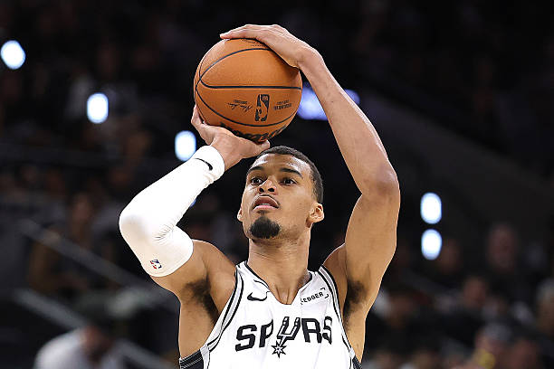 Victor Wembanyama tampil dominan dengan mencetak 33 poin saat membawa San Antonio Spurs mengalahkan Oklahoma City Thunder 103-82 pada Game 4 Final Wilayah Barat NBA 2026, Senin (25/5/2026). Kemenangan tersebut membuat Spurs menyamakan kedudukan seri menjadi 2-2. Foto : Ist