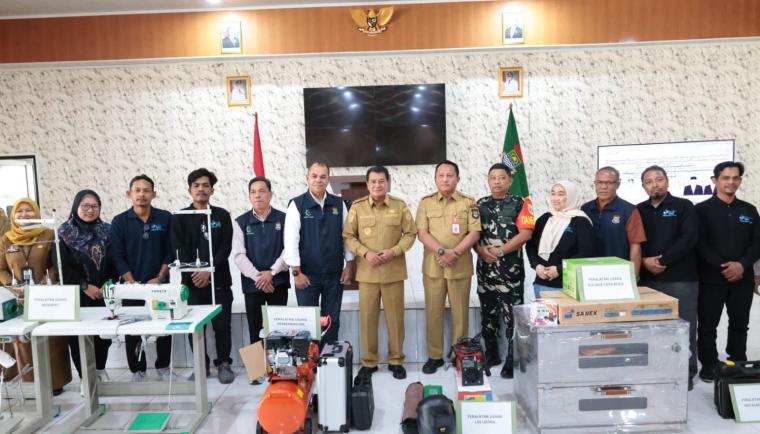 Bupati Tangerang, Moch. Maesyal Rasyid, foto bersama usai menyerahkan secara simbolis peralatan usaha kepada para Wira Usaha Baru (WUB) Kabupaten Tangerang di Balai Latihan Kerja (BLK) Jayanti, Selasa (5/5).