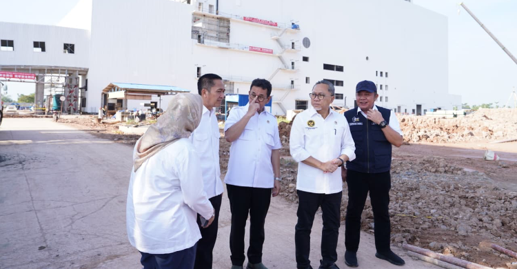 Menko Menteri Koordinator Bidang Pangan, Zulkifli Hasan saat beredar PSEL) di Kertapati, Palembang. Foto : Ist