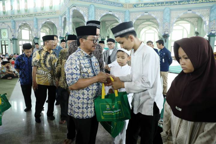 SANTUNAN. Suasana santunan dan makan bersama anak-anak yatim di Masjid Al-A'zhom, Kamis (25/6).
