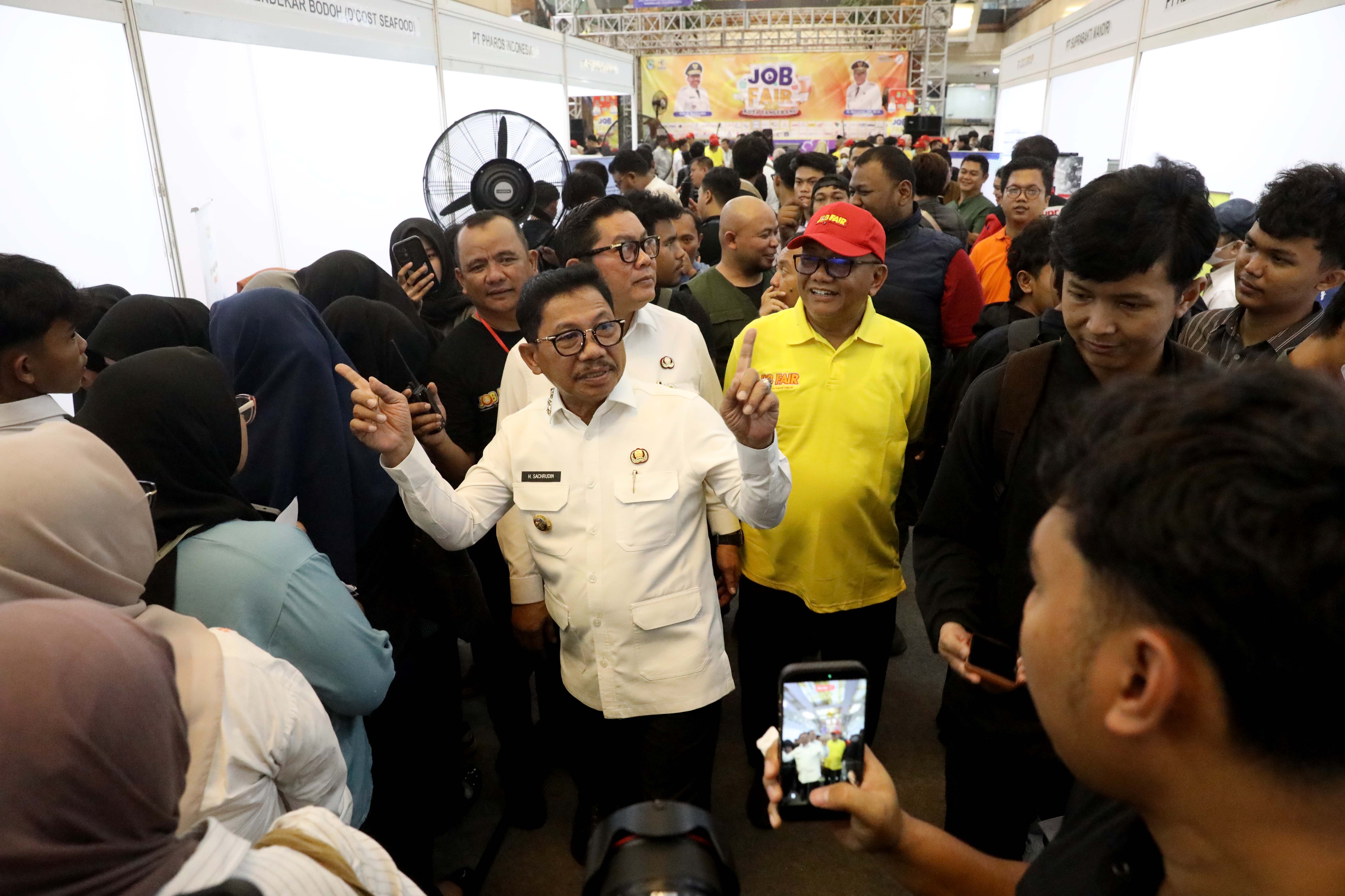 Wali kota Tangerang mengecek stand peserta burs lowongan kerja usai pembukaan kegiatan, kemarin. ISTIMEWA