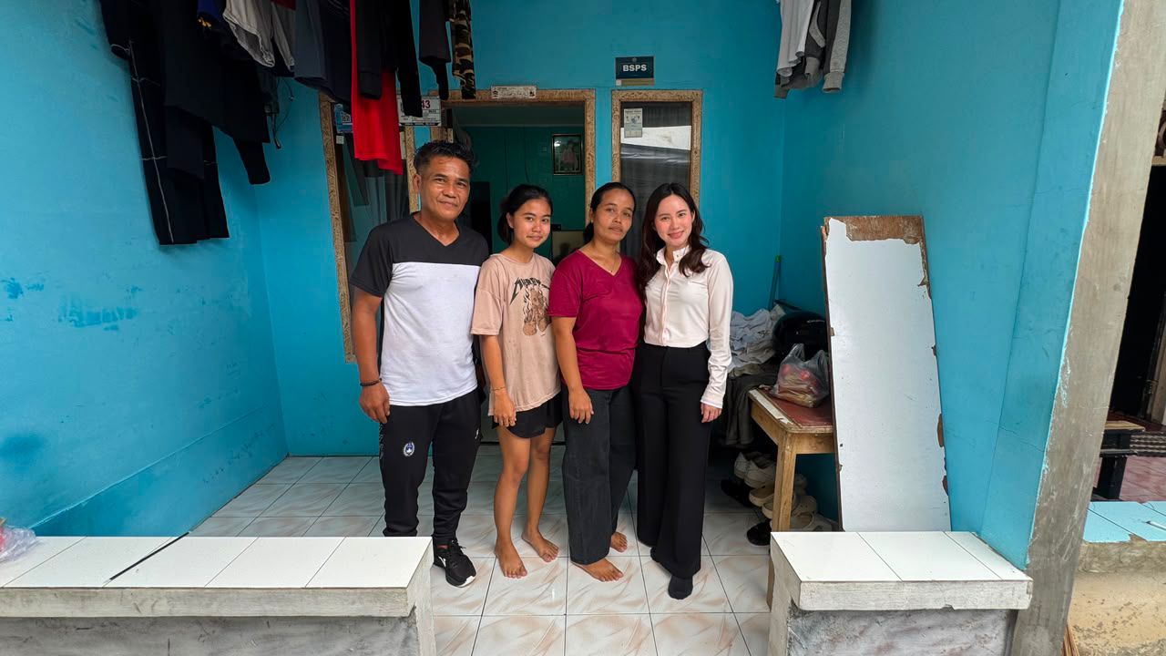 BANTUAN.  Wakil Ketua DPRD Kota Tangsel, Maria Teresa Suhardja sukseskan Program Bantuan Stimulan Perumahan Swadaya (BSPS) di Tangsel.
