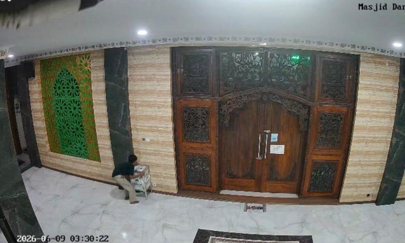 Cuplikan aksi pencurian kotak amal terjadi di Masjid Jami Darussalam, Kelurahan Paku Jaya, Kecamatan Serpong Utara yang terekam CCTV, Selasa (9/6).