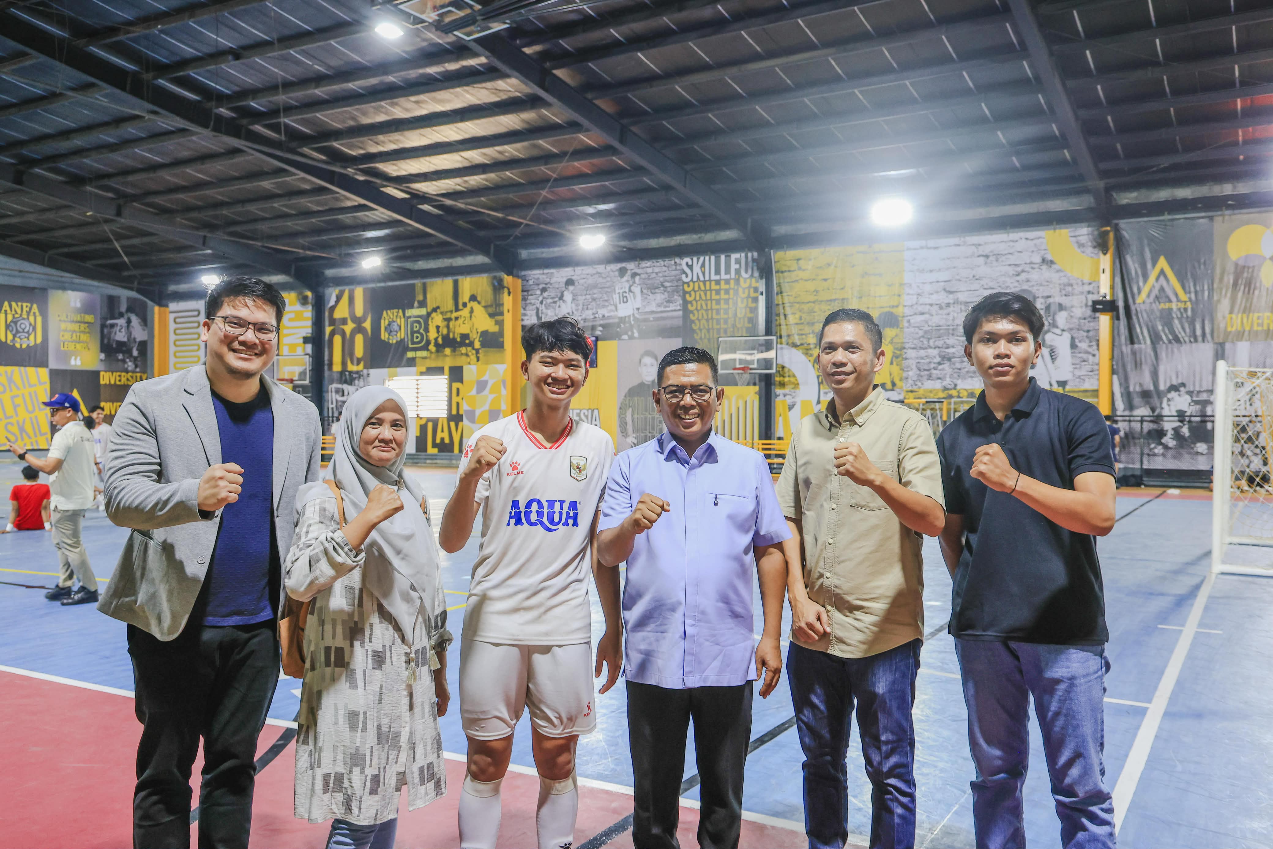 Gubernur Andra Soni (baju biru) dan Kapten Timnas Futsal asal Banten Ibnu Alan (kaos putih). Foto : Humas Pemprov