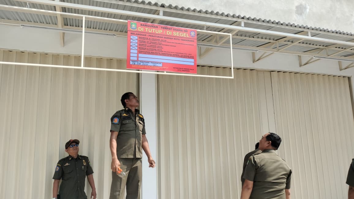 Satpol PP Kota Tangerang menyegel bangunan gedung yang belum mengantongi PBG. ISTIMEWA