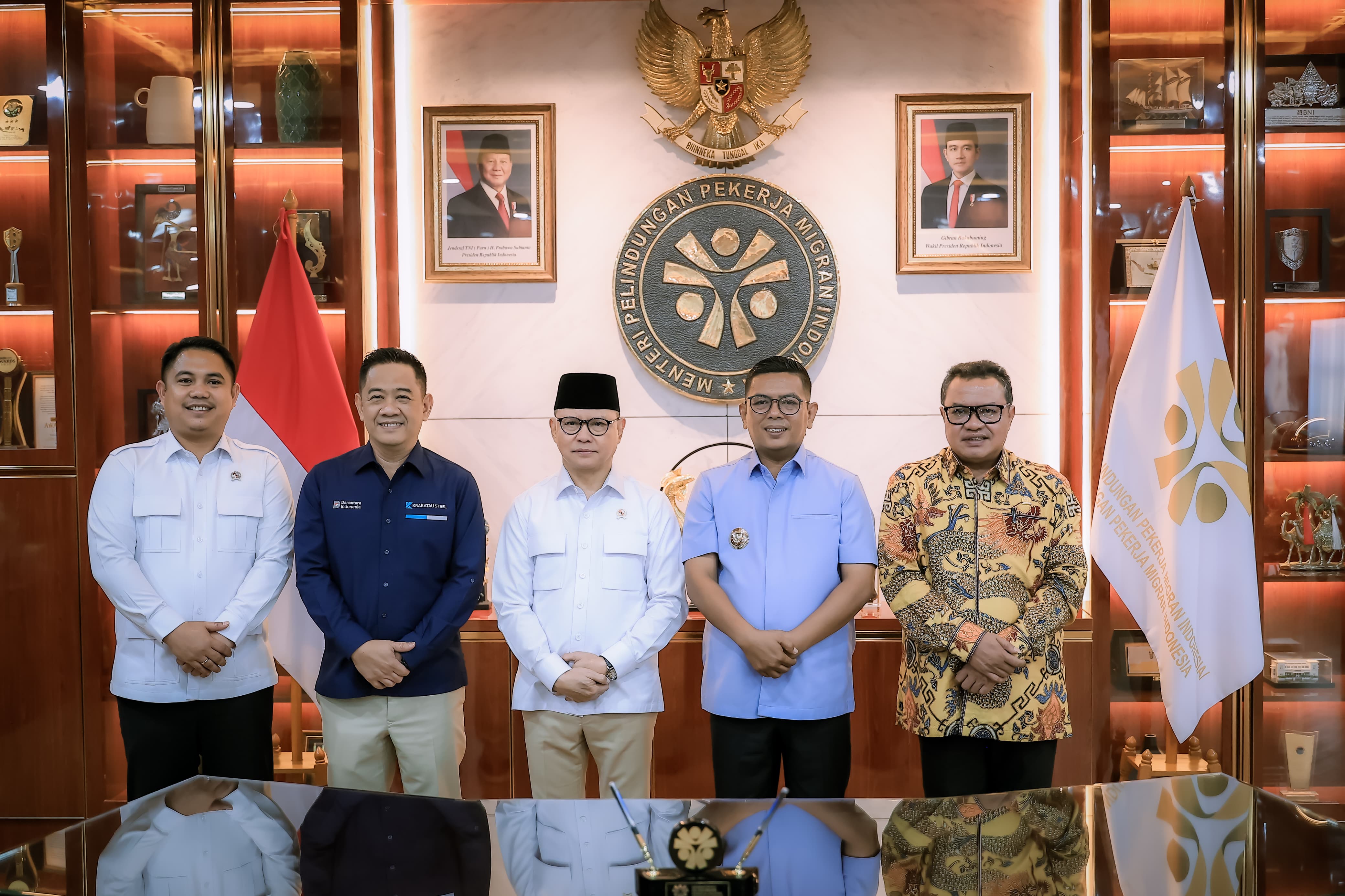 Gubernur Banten Andra Soni menandatangani Nota Kesepahaman (MoU) dengan Menteri Pelindungan Pekerja Migran Indonesia (P2MI) Mukhtarudin. Foto : Humas Pemprov