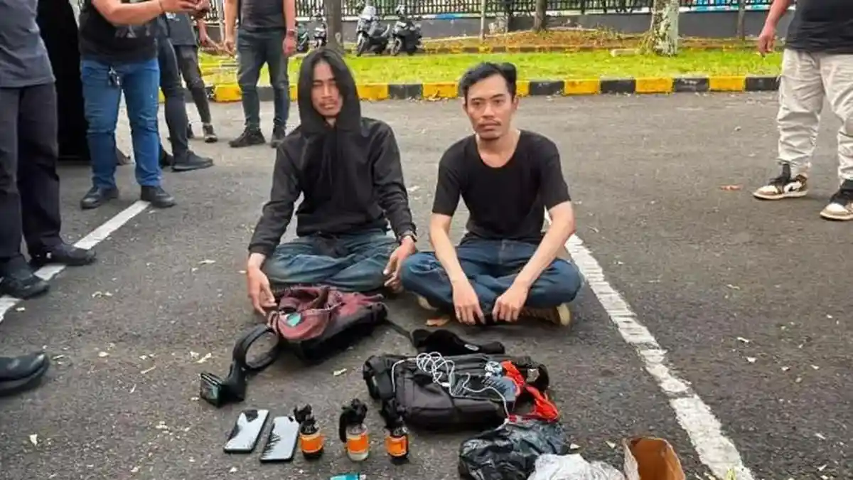 Dua penyusup saat demo mahasiswa yang diamankan Polisi.  Foto : Ist