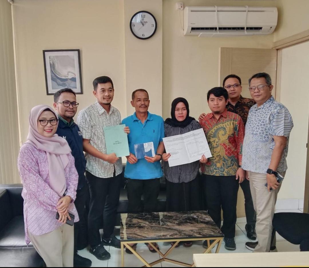 PEMBEBASAN LAHAN. Dokumentasi pelunasan pembebasan lahan kepada warga pemilik tanah yang terdampak proyek pelebaran Jalan Maruga Raya.