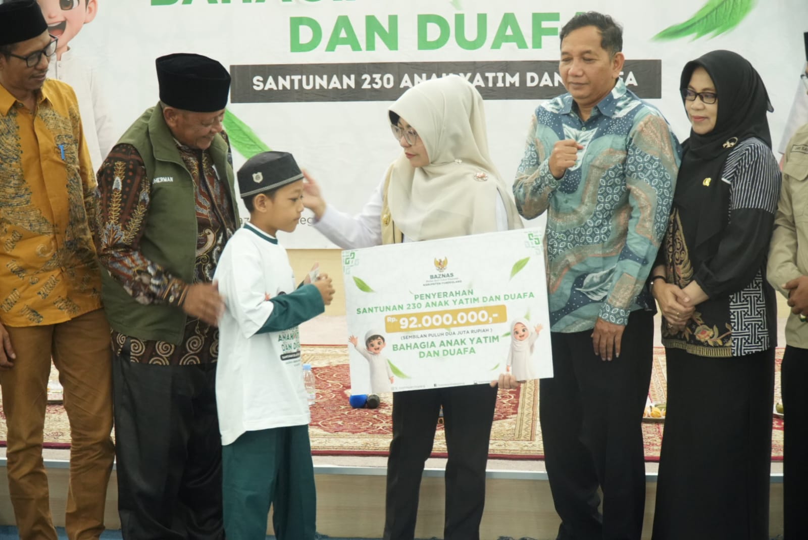 BERI BANTUAN. Bupati Pandeglang Raden Dewi Setiani didampingi jajarannya dan pihak BAZNAS, secara simbolis menyerahkan bantuan kepada perwakilan anak yatim, di Aula Pendopo Negara Bupati Pandeglang, Kamis (25/6). (DOK. PROKOPIM SETDA PANDEGLANG)